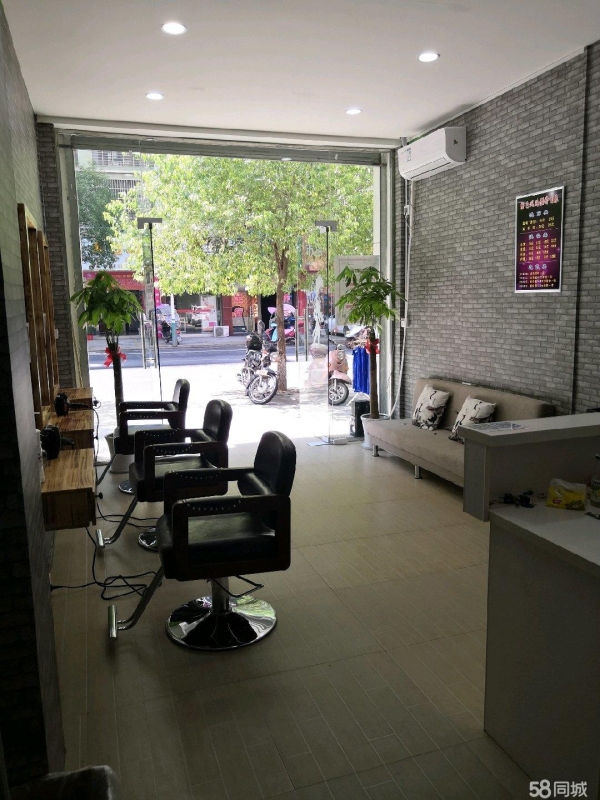 (转让)大概40平方，房租便宜。临街门店。还有4个月房租。